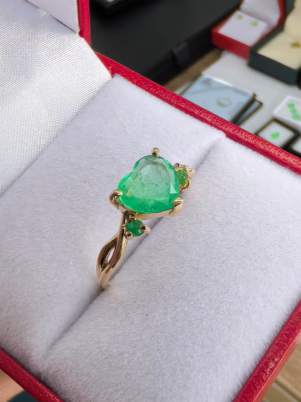 Anillo en Oro 18K con 3 esmeraldas