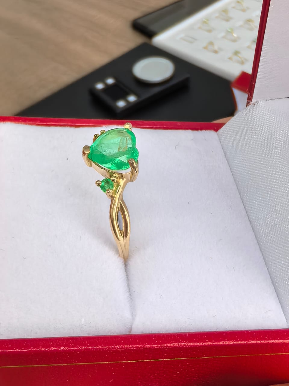 Anillo en Oro 18K con 3 esmeraldas