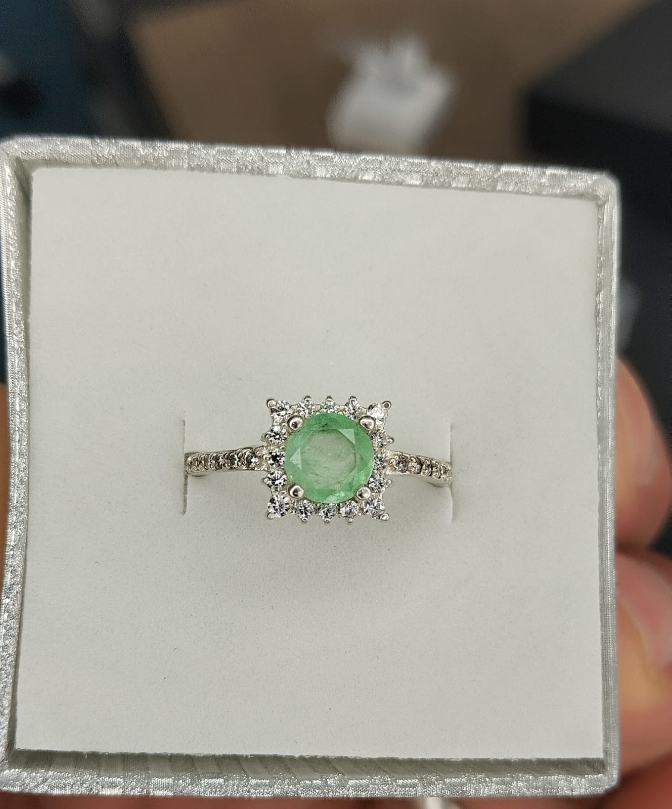 Anillo en plata con esmeralda