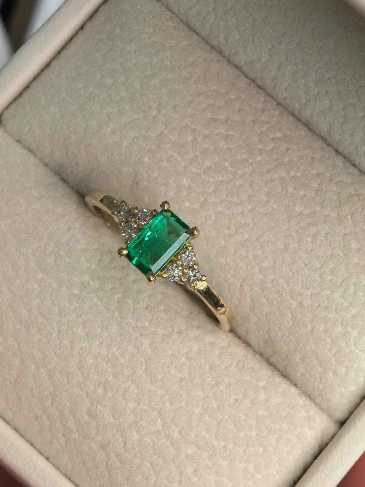 Anillo Oro 18k Esmeralda y Diamante