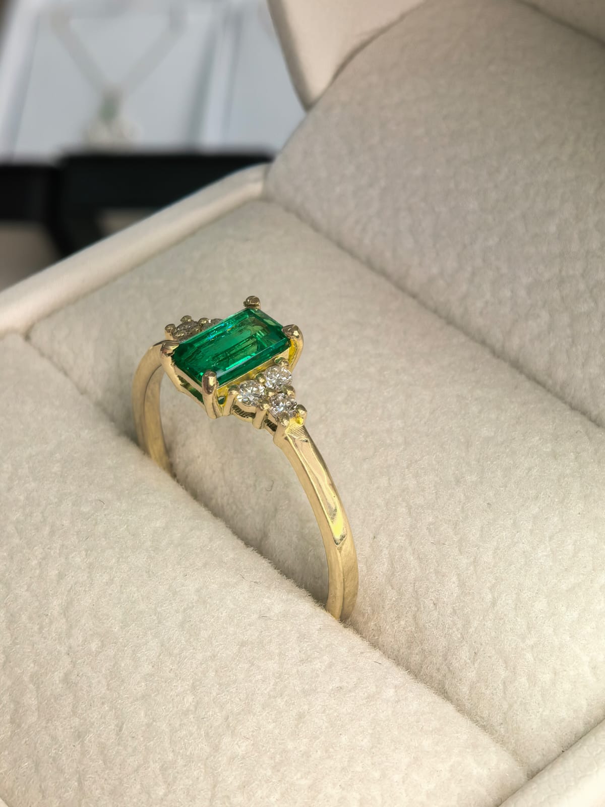 Anillo Oro 18k Esmeralda y Diamante