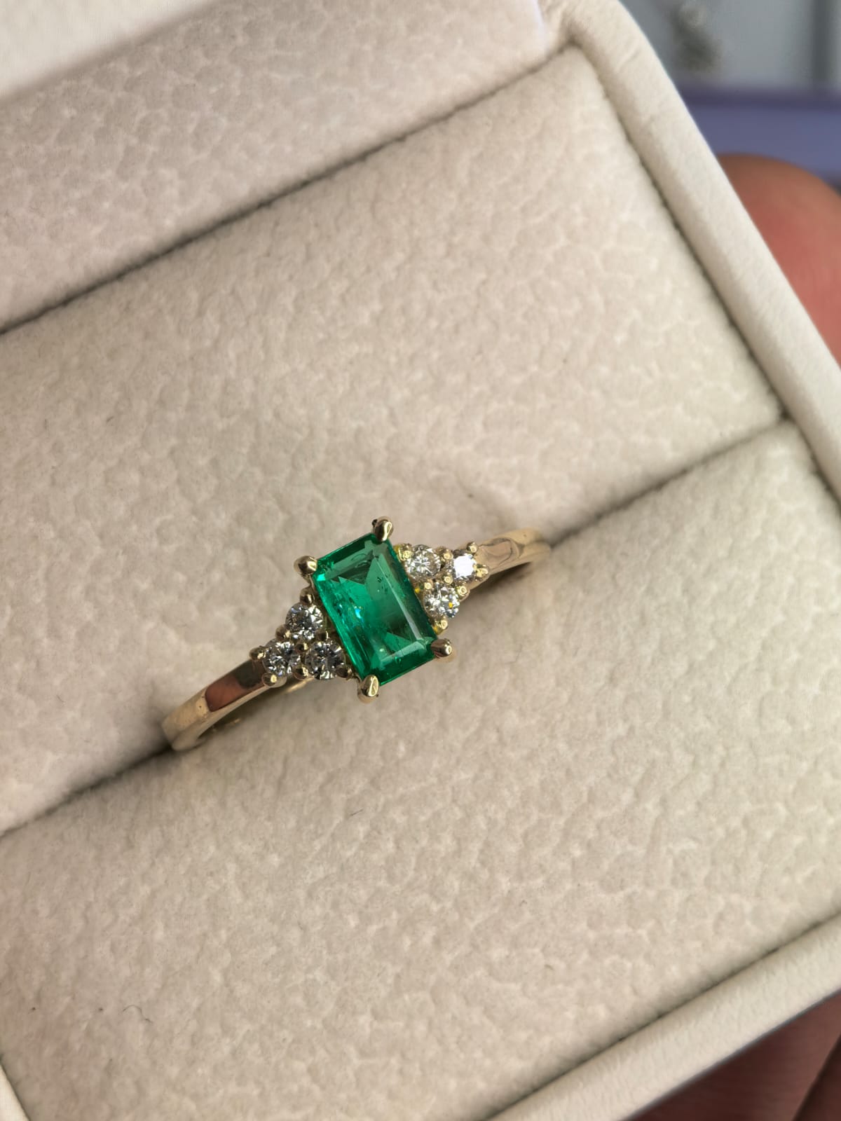 Anillo Oro 18k Esmeralda y Diamante